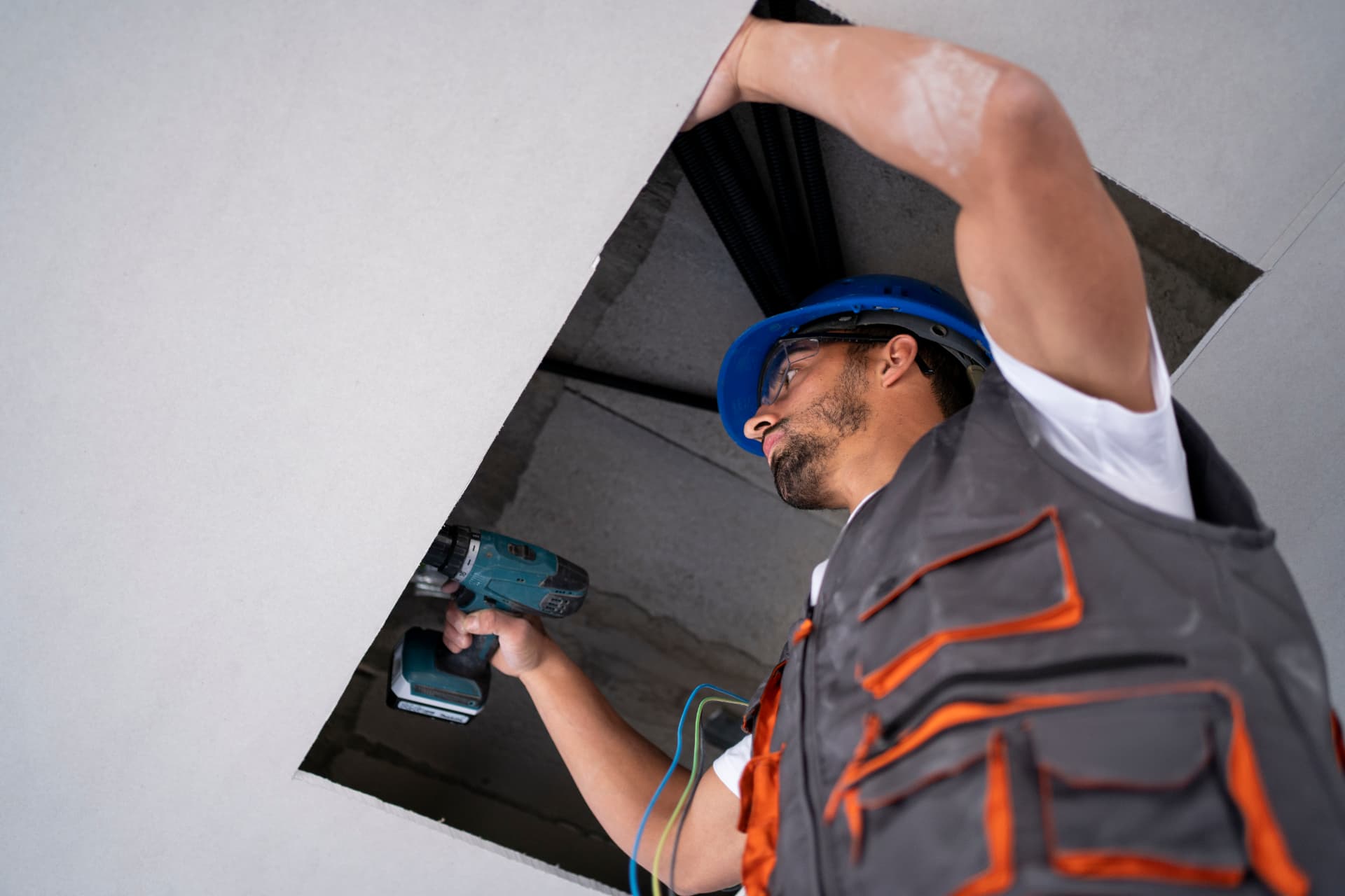 Profissional da Prática Drywall trabalhando em obra de drywall em Goiânia